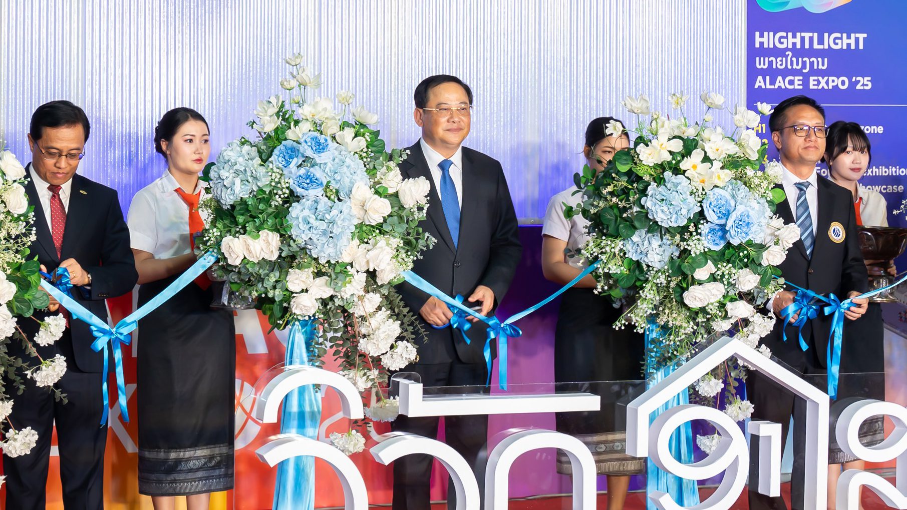 Prime Minister Sonexay Siphandone visiting the Terraco booth