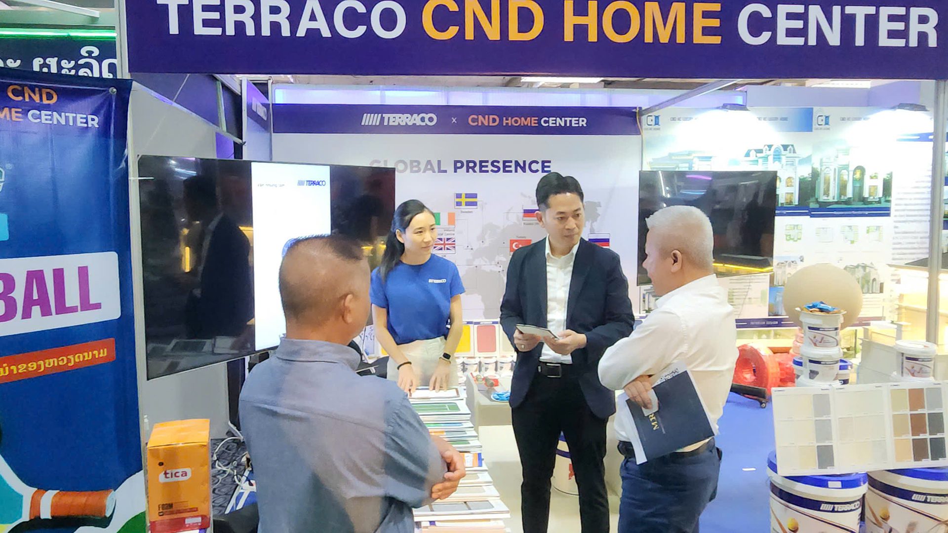 Prime Minister Sonexay Siphandone visiting the Terraco booth